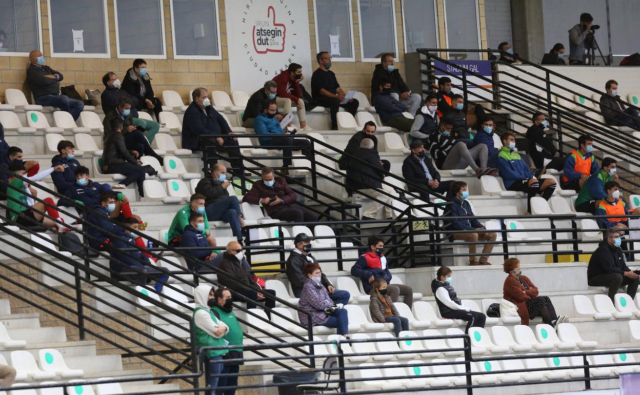 Con mascarillas, perfectamente ordenados y guardando la distancia. Así volvió el público al fútbol en Irun.