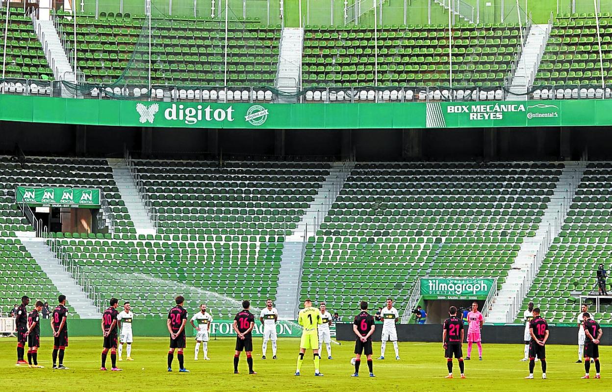 Remiro, en el centro, en el minuto de silencio por las víctimas del Covid, con las gradas vacías. 