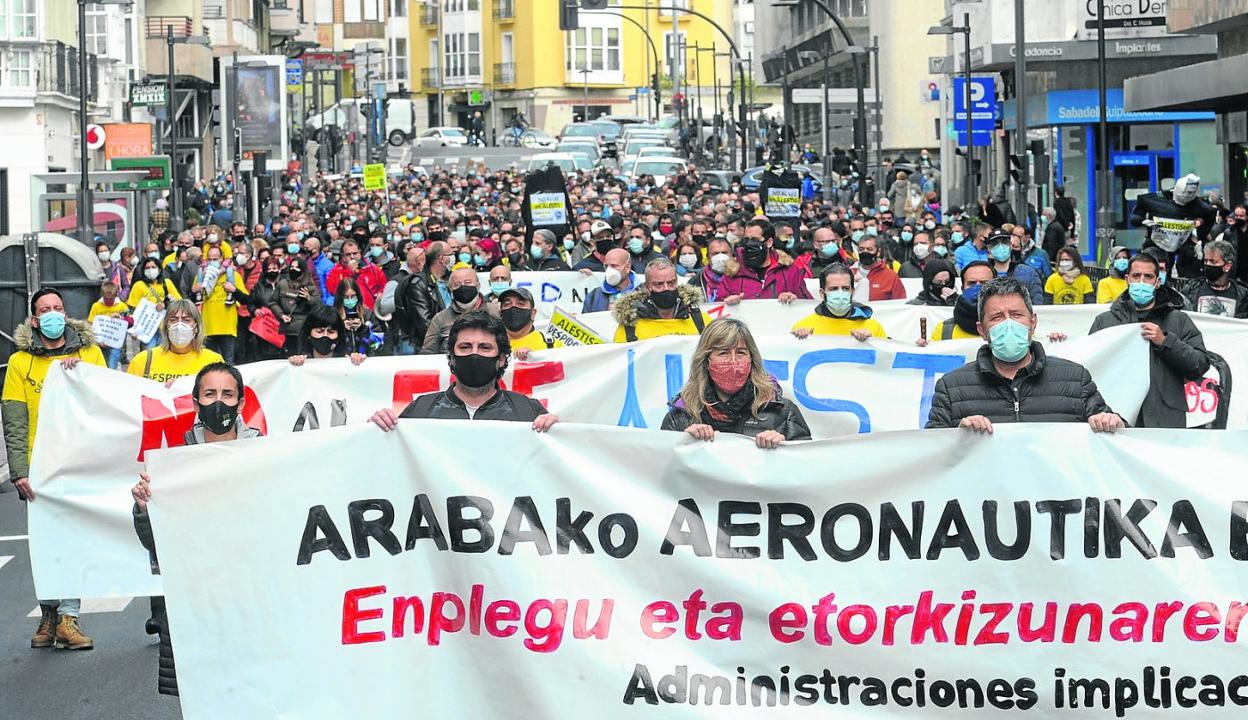 Trabajadores del sector aeronáutico marcharon ayer por las calles de Vitoria ante la crisis del negocio. 