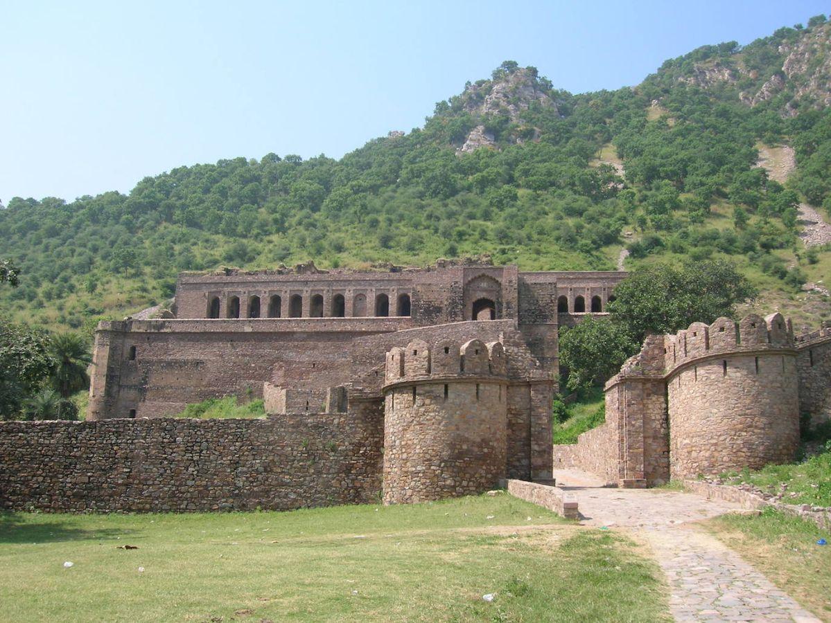 Bhangarh (India) | Fue construida en el siglo XVI pero lleva más de 400 años abandonada. Sobre el reinado de maharajá Bahgwant Das cayó un maleficio que le prohibía realizar en esta ciudad edificios opulentos, pero el monarca no hizo caso y según la leyenda, la maldición hizo que un desastre natural arrasase el lugar. En 1720 comenzó su declive definitivo hasta el abandono absoluto.