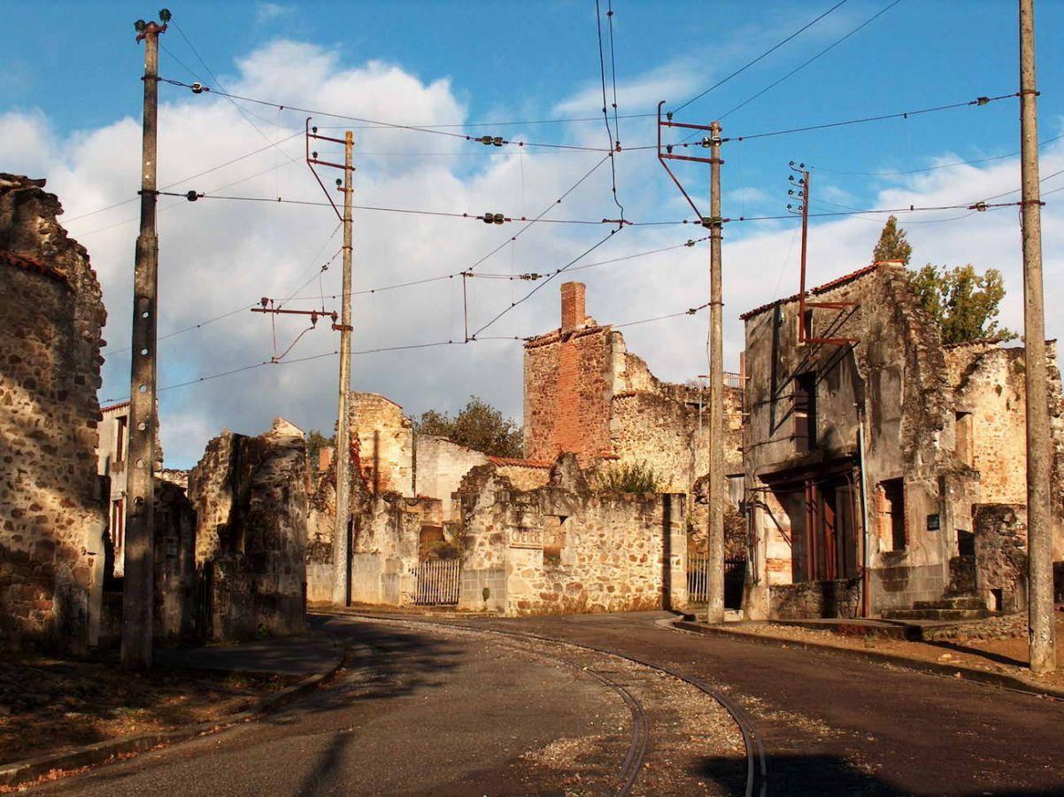 Orador-sur-Glane (Francia) | En junio de 1944 una división blindada de las Waffen-SS paró en esta localidad de regreso a Alemania para tomar represalias contra los civiles durante la Segunda Guerra Mundial. Eliminaron a toda la población del lugar y después lo quemaron. Sus restos son un emblema de los horrores que desencadenan los conflictos bélicos.