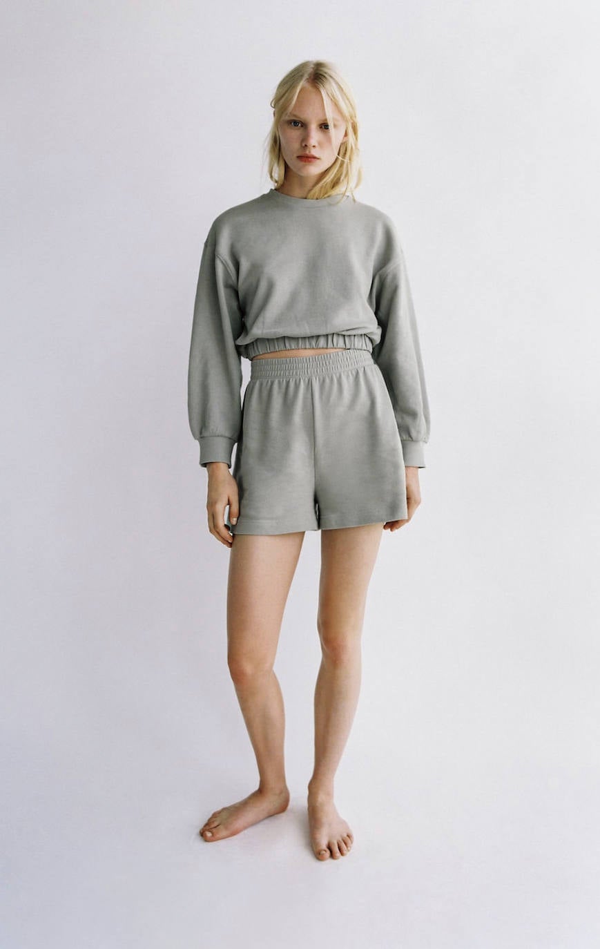 Son muchas las marcas que se han sumado a la denominada línea «comfty» para este otoño-invierno. Zara es una de las empresas que acaba de estrenar una colección cómoda, sofisticada, funcional, básica, versátil y delicada que nos invitará a organizar planes en casa o a salir a la calle con un aire muy relajado. Predominarán las texturas suaves y las siluetas holgadas. Si las alfombras rojas han estado inundadas por el color negro, en los 'outfits' caseros triunfarán los colores tierra, los blancos y el kaki. Estos son los 20 looks que hemos seleccionado de la línea 'New Confort' de Zara. Toma nota y olvídate de las complicaciones estilistísticas durante este nuevo contexto y cambio de paradigma social