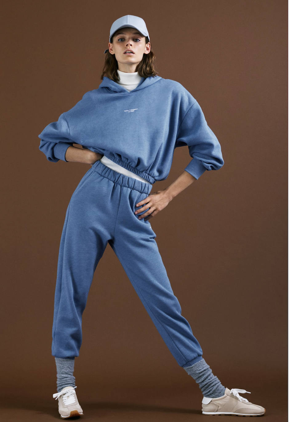 Son muchas las marcas que se han sumado a la denominada línea «comfty» para este otoño-invierno. Zara es una de las empresas que acaba de estrenar una colección cómoda, sofisticada, funcional, básica, versátil y delicada que nos invitará a organizar planes en casa o a salir a la calle con un aire muy relajado. Predominarán las texturas suaves y las siluetas holgadas. Si las alfombras rojas han estado inundadas por el color negro, en los 'outfits' caseros triunfarán los colores tierra, los blancos y el kaki. Estos son los 20 looks que hemos seleccionado de la línea 'New Confort' de Zara. Toma nota y olvídate de las complicaciones estilistísticas durante este nuevo contexto y cambio de paradigma social