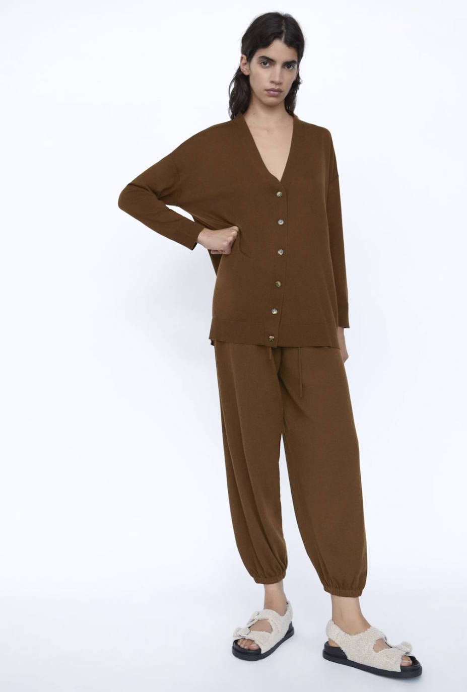 Son muchas las marcas que se han sumado a la denominada línea «comfty» para este otoño-invierno. Zara es una de las empresas que acaba de estrenar una colección cómoda, sofisticada, funcional, básica, versátil y delicada que nos invitará a organizar planes en casa o a salir a la calle con un aire muy relajado. Predominarán las texturas suaves y las siluetas holgadas. Si las alfombras rojas han estado inundadas por el color negro, en los 'outfits' caseros triunfarán los colores tierra, los blancos y el kaki. Estos son los 20 looks que hemos seleccionado de la línea 'New Confort' de Zara. Toma nota y olvídate de las complicaciones estilistísticas durante este nuevo contexto y cambio de paradigma social