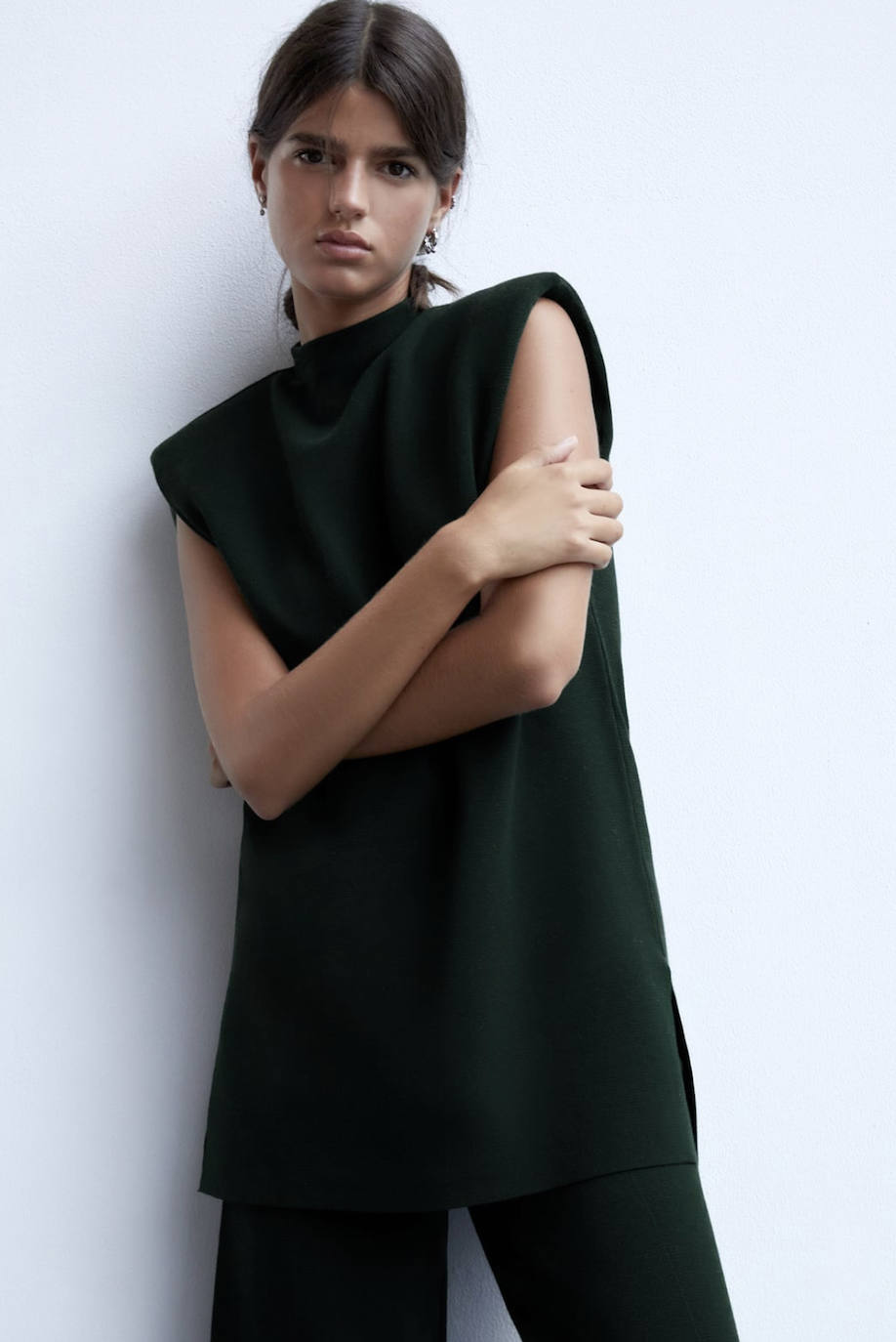 Son muchas las marcas que se han sumado a la denominada línea «comfty» para este otoño-invierno. Zara es una de las empresas que acaba de estrenar una colección cómoda, sofisticada, funcional, básica, versátil y delicada que nos invitará a organizar planes en casa o a salir a la calle con un aire muy relajado. Predominarán las texturas suaves y las siluetas holgadas. Si las alfombras rojas han estado inundadas por el color negro, en los 'outfits' caseros triunfarán los colores tierra, los blancos y el kaki. Estos son los 20 looks que hemos seleccionado de la línea 'New Confort' de Zara. Toma nota y olvídate de las complicaciones estilistísticas durante este nuevo contexto y cambio de paradigma social