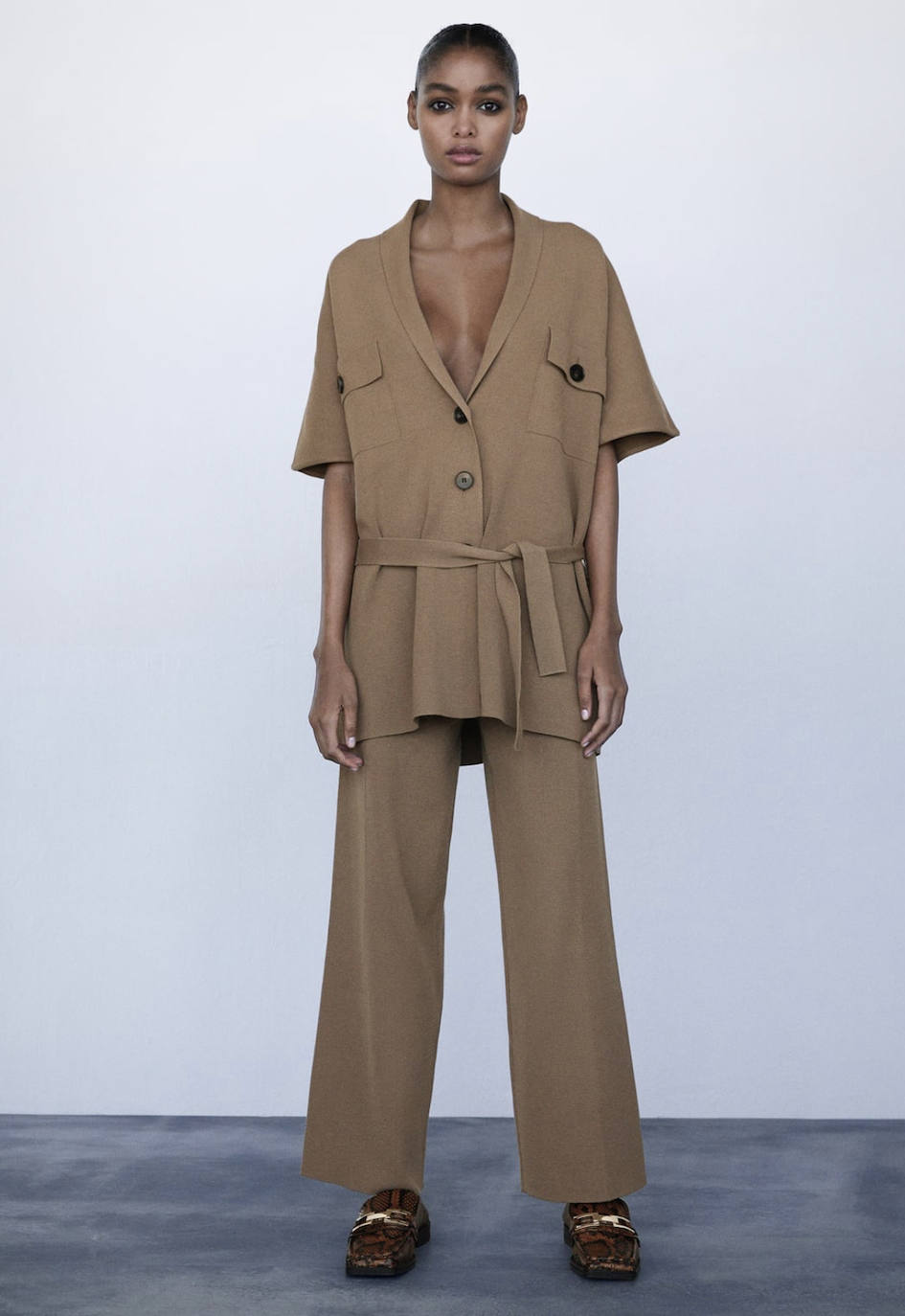 Son muchas las marcas que se han sumado a la denominada línea «comfty» para este otoño-invierno. Zara es una de las empresas que acaba de estrenar una colección cómoda, sofisticada, funcional, básica, versátil y delicada que nos invitará a organizar planes en casa o a salir a la calle con un aire muy relajado. Predominarán las texturas suaves y las siluetas holgadas. Si las alfombras rojas han estado inundadas por el color negro, en los 'outfits' caseros triunfarán los colores tierra, los blancos y el kaki. Estos son los 20 looks que hemos seleccionado de la línea 'New Confort' de Zara. Toma nota y olvídate de las complicaciones estilistísticas durante este nuevo contexto y cambio de paradigma social