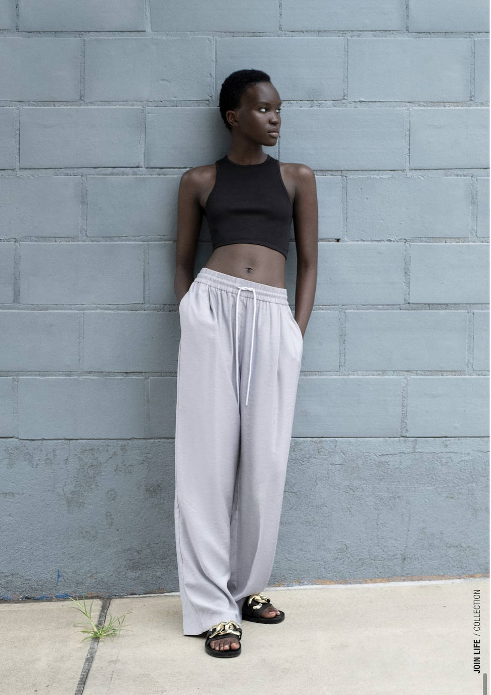 Son muchas las marcas que se han sumado a la denominada línea «comfty» para este otoño-invierno. Zara es una de las empresas que acaba de estrenar una colección cómoda, sofisticada, funcional, básica, versátil y delicada que nos invitará a organizar planes en casa o a salir a la calle con un aire muy relajado. Predominarán las texturas suaves y las siluetas holgadas. Si las alfombras rojas han estado inundadas por el color negro, en los 'outfits' caseros triunfarán los colores tierra, los blancos y el kaki. Estos son los 20 looks que hemos seleccionado de la línea 'New Confort' de Zara. Toma nota y olvídate de las complicaciones estilistísticas durante este nuevo contexto y cambio de paradigma social