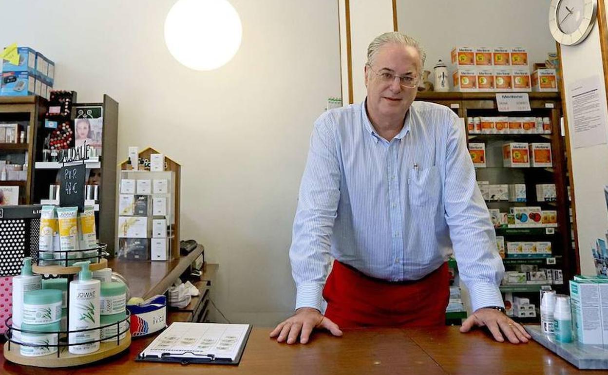 Miguel Ángel Gastelurrutia, en su farmacia de Donostia.