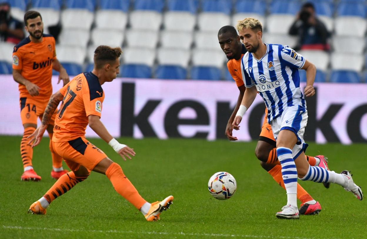 Adnan Januzaj se deshace de Kondogbia y pasa el balón ante la presión de Blanco. 