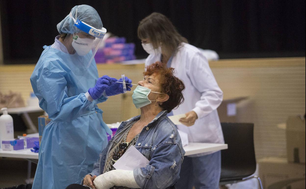 Una mujer se somete a una prueba PCR este miércoles en Hondarribia.