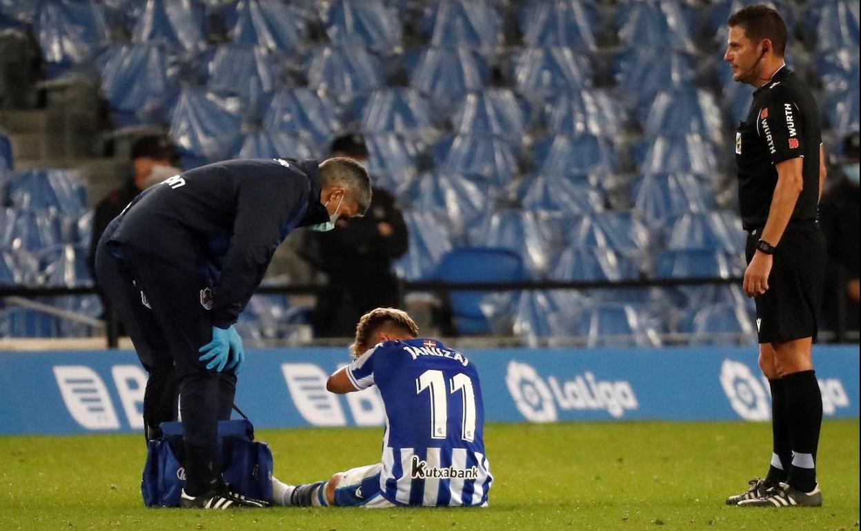 Januzaj, sentado es atendido por el médico de la Real,