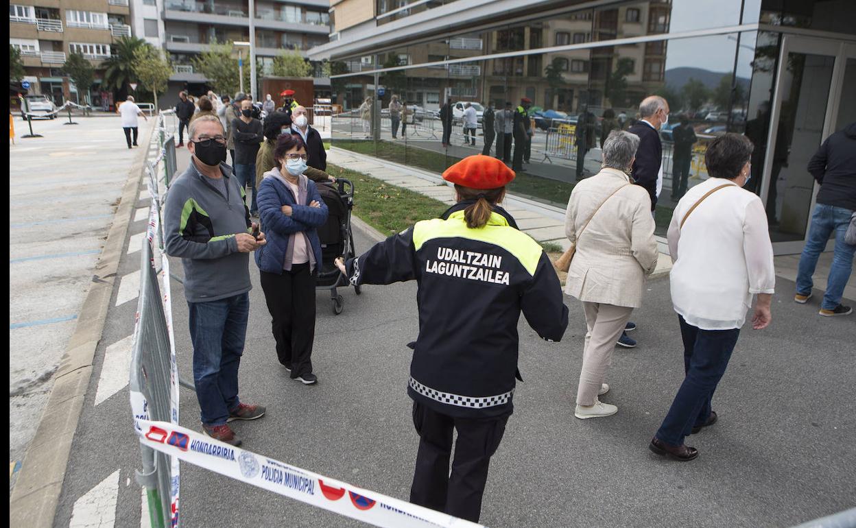 Los vecinos de Hondarribia frente a la 'Itsas Etxea'.
