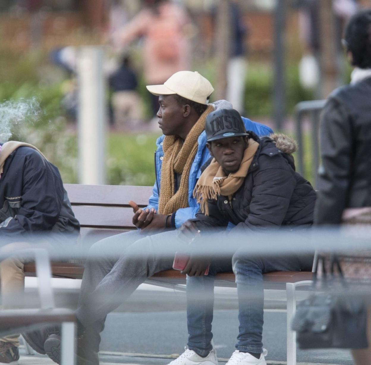 Jóvenes migrantes en tránsito, en la plaza de San Juan. 