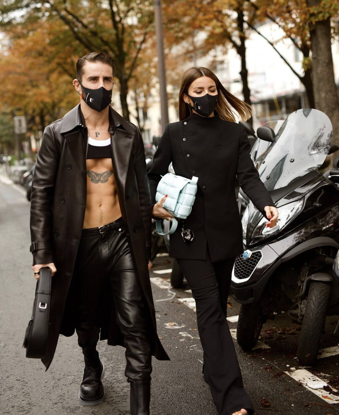 El 'street style' de las fashionistas agolpadas en los alrededores de las Semanas de la Moda de París y Milán, ha vuelto a inundar los instantes previos a los desfiles de Dior, Prada, Max Mara o Balmain. Los cuadros, el efecto cuero, las botas altas, las katiuskas, el calzado cuadrado o de estilo militar, los abrigos 'tweeds', las gabardinas, las 'maxi' prendas exteriores, los pantalones 'slouchy', los trajes de chaqueta, las mangas abullonadas, los colores tierra, el negro, el blanco, los accesorios dorados, los cinturones anchos y las melenas o recogidos relajados han acaparado los estilismos de las 'influencers' más destacadas del panorama internacional. A través de esta galería, inspírate y toma nota ante la llegada del mes de octubre 