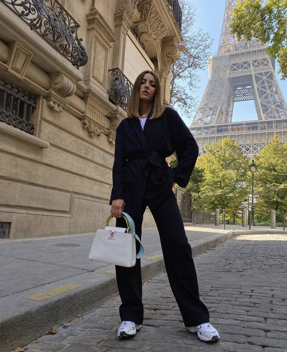 El 'street style' de las fashionistas agolpadas en los alrededores de las Semanas de la Moda de París y Milán, ha vuelto a inundar los instantes previos a los desfiles de Dior, Prada, Max Mara o Balmain. Los cuadros, el efecto cuero, las botas altas, las katiuskas, el calzado cuadrado o de estilo militar, los abrigos 'tweeds', las gabardinas, las 'maxi' prendas exteriores, los pantalones 'slouchy', los trajes de chaqueta, las mangas abullonadas, los colores tierra, el negro, el blanco, los accesorios dorados, los cinturones anchos y las melenas o recogidos relajados han acaparado los estilismos de las 'influencers' más destacadas del panorama internacional. A través de esta galería, inspírate y toma nota ante la llegada del mes de octubre 