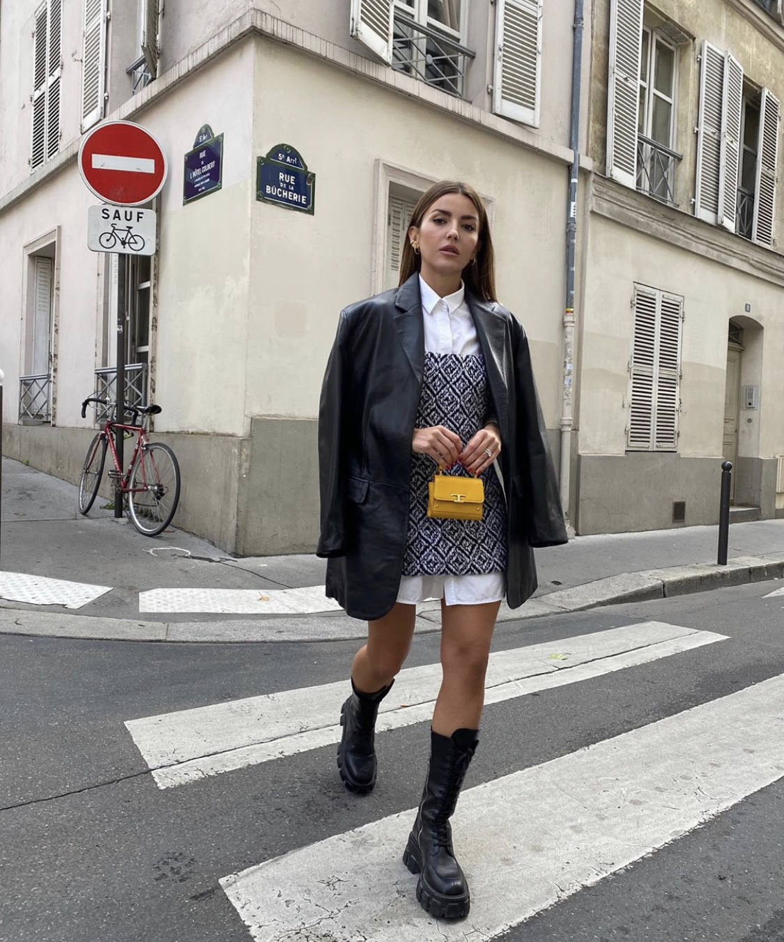 El 'street style' de las fashionistas agolpadas en los alrededores de las Semanas de la Moda de París y Milán, ha vuelto a inundar los instantes previos a los desfiles de Dior, Prada, Max Mara o Balmain. Los cuadros, el efecto cuero, las botas altas, las katiuskas, el calzado cuadrado o de estilo militar, los abrigos 'tweeds', las gabardinas, las 'maxi' prendas exteriores, los pantalones 'slouchy', los trajes de chaqueta, las mangas abullonadas, los colores tierra, el negro, el blanco, los accesorios dorados, los cinturones anchos y las melenas o recogidos relajados han acaparado los estilismos de las 'influencers' más destacadas del panorama internacional. A través de esta galería, inspírate y toma nota ante la llegada del mes de octubre 
