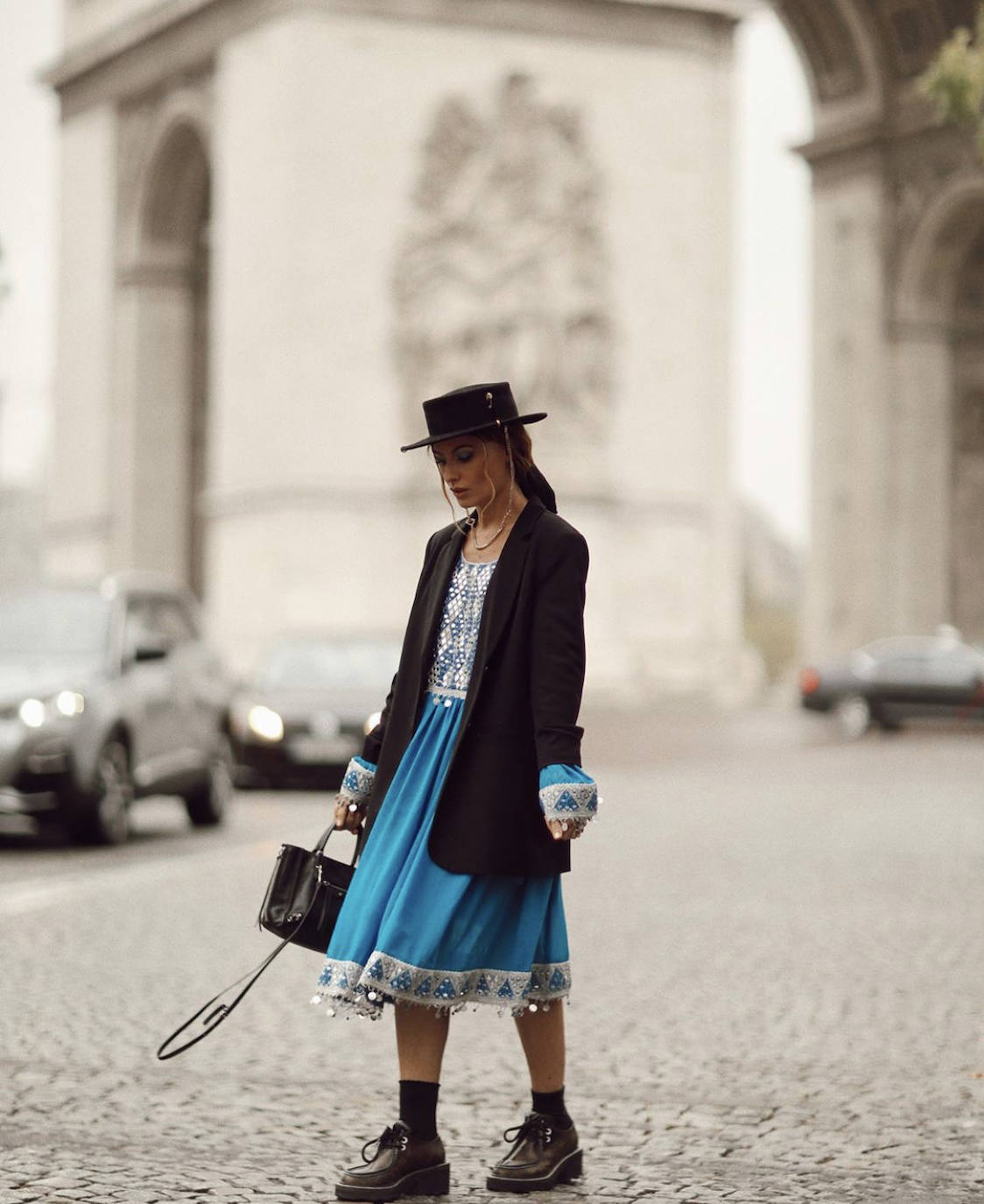 El 'street style' de las fashionistas agolpadas en los alrededores de las Semanas de la Moda de París y Milán, ha vuelto a inundar los instantes previos a los desfiles de Dior, Prada, Max Mara o Balmain. Los cuadros, el efecto cuero, las botas altas, las katiuskas, el calzado cuadrado o de estilo militar, los abrigos 'tweeds', las gabardinas, las 'maxi' prendas exteriores, los pantalones 'slouchy', los trajes de chaqueta, las mangas abullonadas, los colores tierra, el negro, el blanco, los accesorios dorados, los cinturones anchos y las melenas o recogidos relajados han acaparado los estilismos de las 'influencers' más destacadas del panorama internacional. A través de esta galería, inspírate y toma nota ante la llegada del mes de octubre 