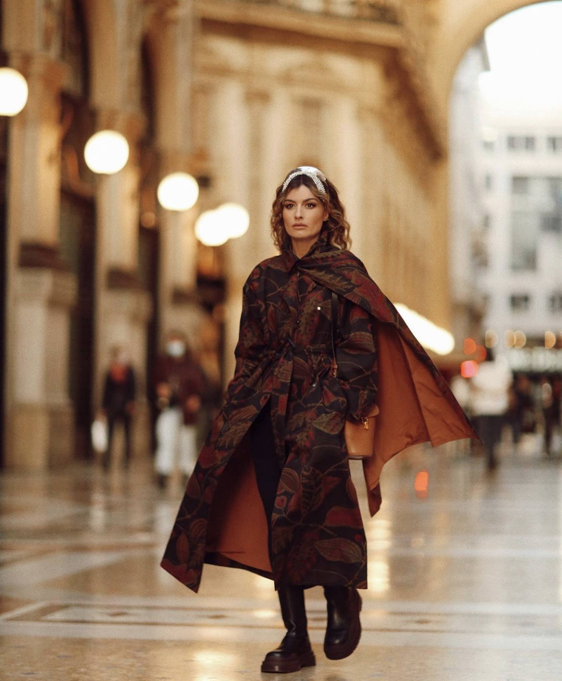 El 'street style' de las fashionistas agolpadas en los alrededores de las Semanas de la Moda de París y Milán, ha vuelto a inundar los instantes previos a los desfiles de Dior, Prada, Max Mara o Balmain. Los cuadros, el efecto cuero, las botas altas, las katiuskas, el calzado cuadrado o de estilo militar, los abrigos 'tweeds', las gabardinas, las 'maxi' prendas exteriores, los pantalones 'slouchy', los trajes de chaqueta, las mangas abullonadas, los colores tierra, el negro, el blanco, los accesorios dorados, los cinturones anchos y las melenas o recogidos relajados han acaparado los estilismos de las 'influencers' más destacadas del panorama internacional. A través de esta galería, inspírate y toma nota ante la llegada del mes de octubre 