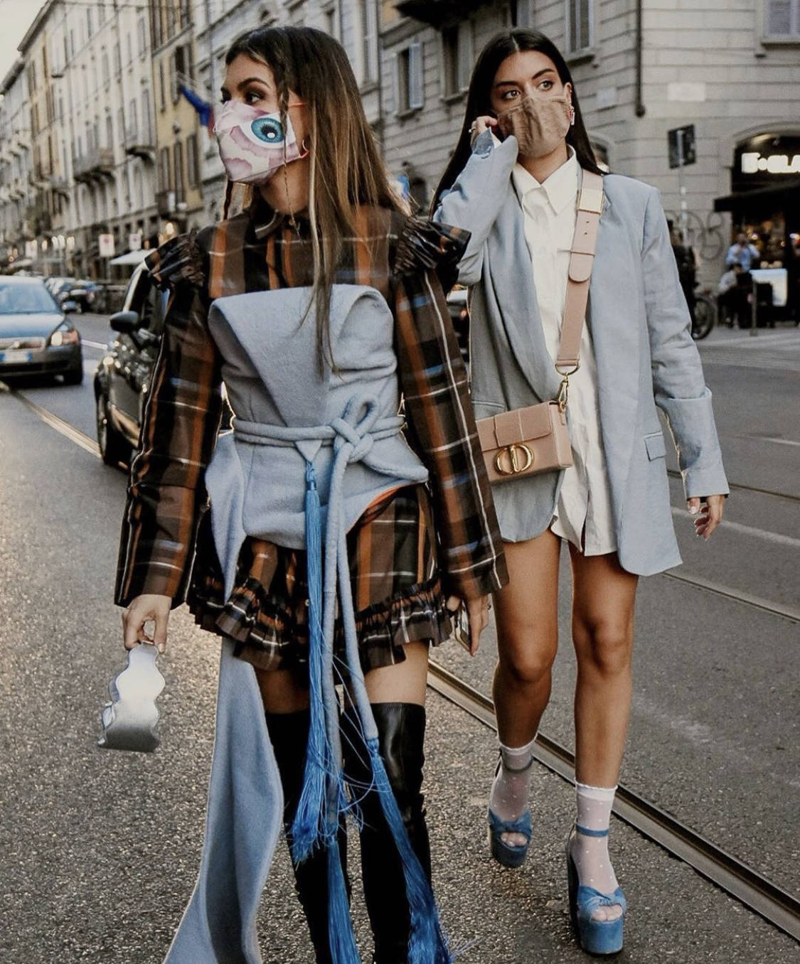 El 'street style' de las fashionistas agolpadas en los alrededores de las Semanas de la Moda de París y Milán, ha vuelto a inundar los instantes previos a los desfiles de Dior, Prada, Max Mara o Balmain. Los cuadros, el efecto cuero, las botas altas, las katiuskas, el calzado cuadrado o de estilo militar, los abrigos 'tweeds', las gabardinas, las 'maxi' prendas exteriores, los pantalones 'slouchy', los trajes de chaqueta, las mangas abullonadas, los colores tierra, el negro, el blanco, los accesorios dorados, los cinturones anchos y las melenas o recogidos relajados han acaparado los estilismos de las 'influencers' más destacadas del panorama internacional. A través de esta galería, inspírate y toma nota ante la llegada del mes de octubre 
