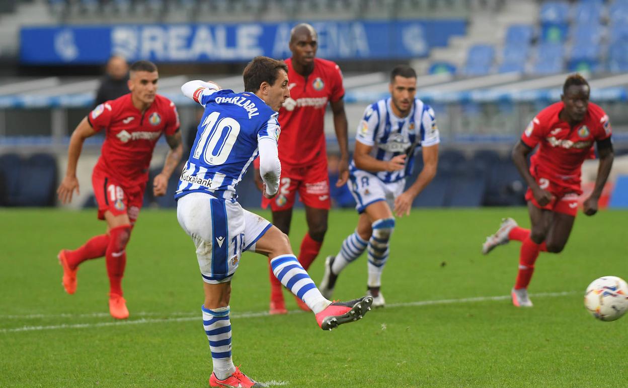 Mikel Oyarzabal lanza el penalti en el minuto 27. 