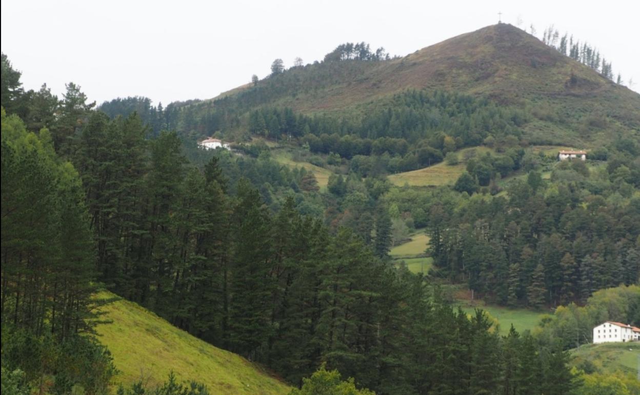 Vista de la ladera de Morkaiko desde el casco urbano de Elgoibar. 