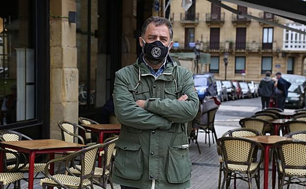 David Vega, en la terraza de su establecimiento. 