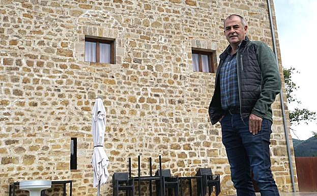Fernando Gorostidi, ante su hotel Torre Zumeltzegi, de Oñati. 