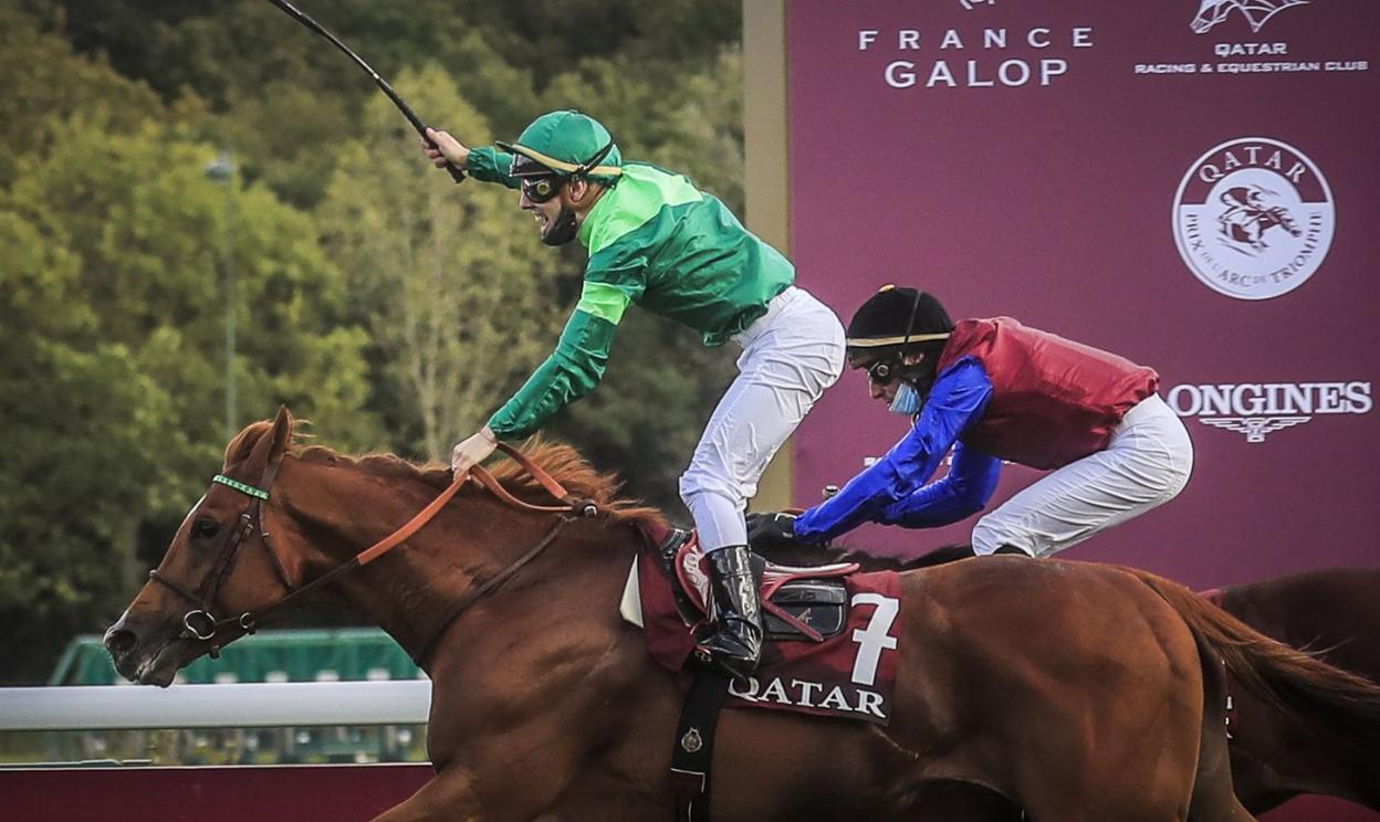 Cristian Demuro, jockey de 'Sottsass' celebra la victoria en el Arco del Triunfo, celebrado en el parisino hipódromo de Longchamp. 