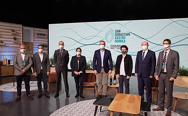 Representantes institucionales en la inauguración.