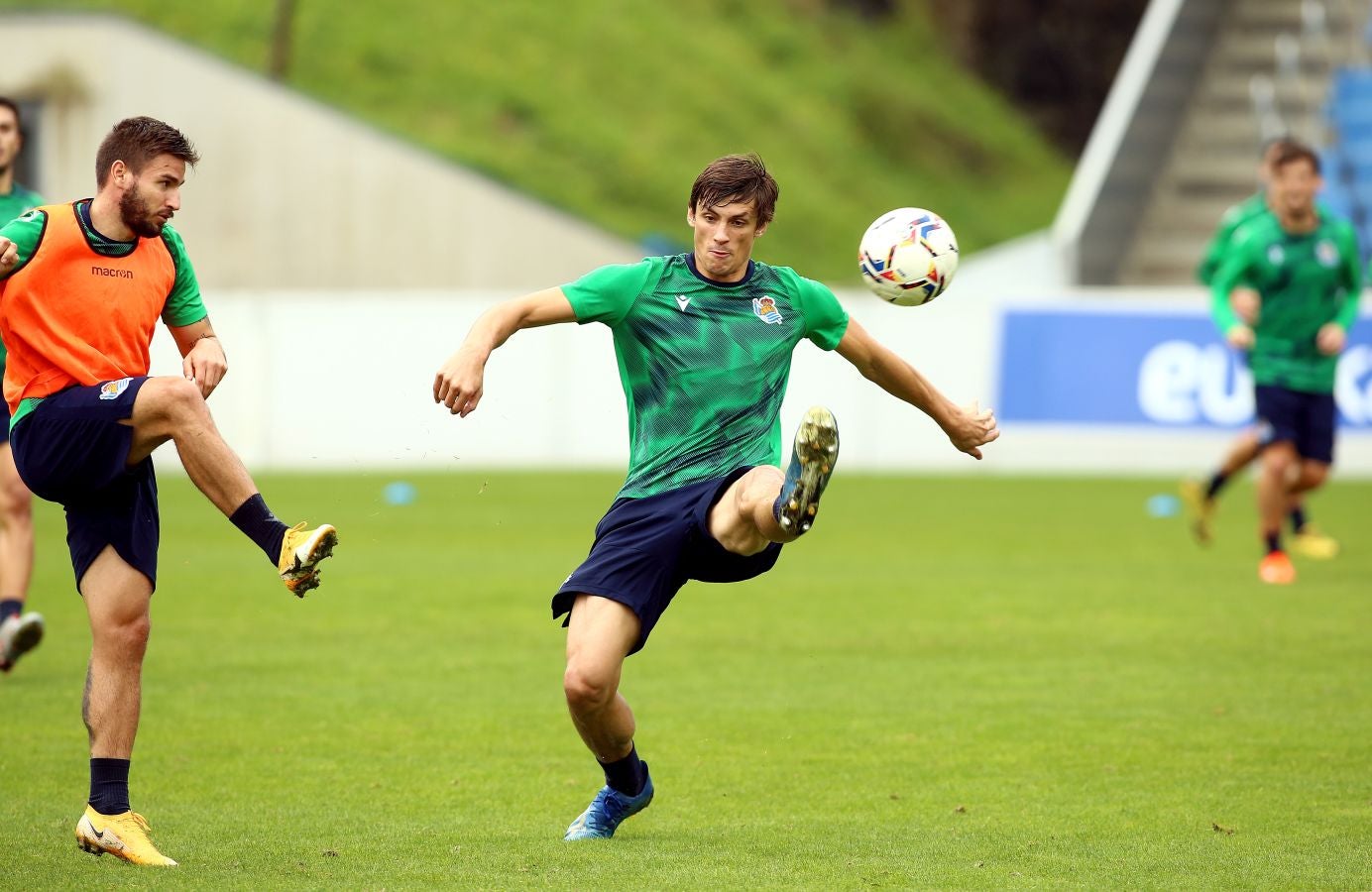 Guridi ha sido la cara y Merquelanz la cruz en la vuelta a los entrenamientos de la Real en Zubieta. El azpeitiarra se ha entrenado como uno más junto con el resto de sus compañeros, mientras que el irundarra ha sido baja por una nueva lesión. En la sesión también se han ausentado los internacionales Merino, Oyarzabal, Barrenetxea, Zubimendi e Isak.