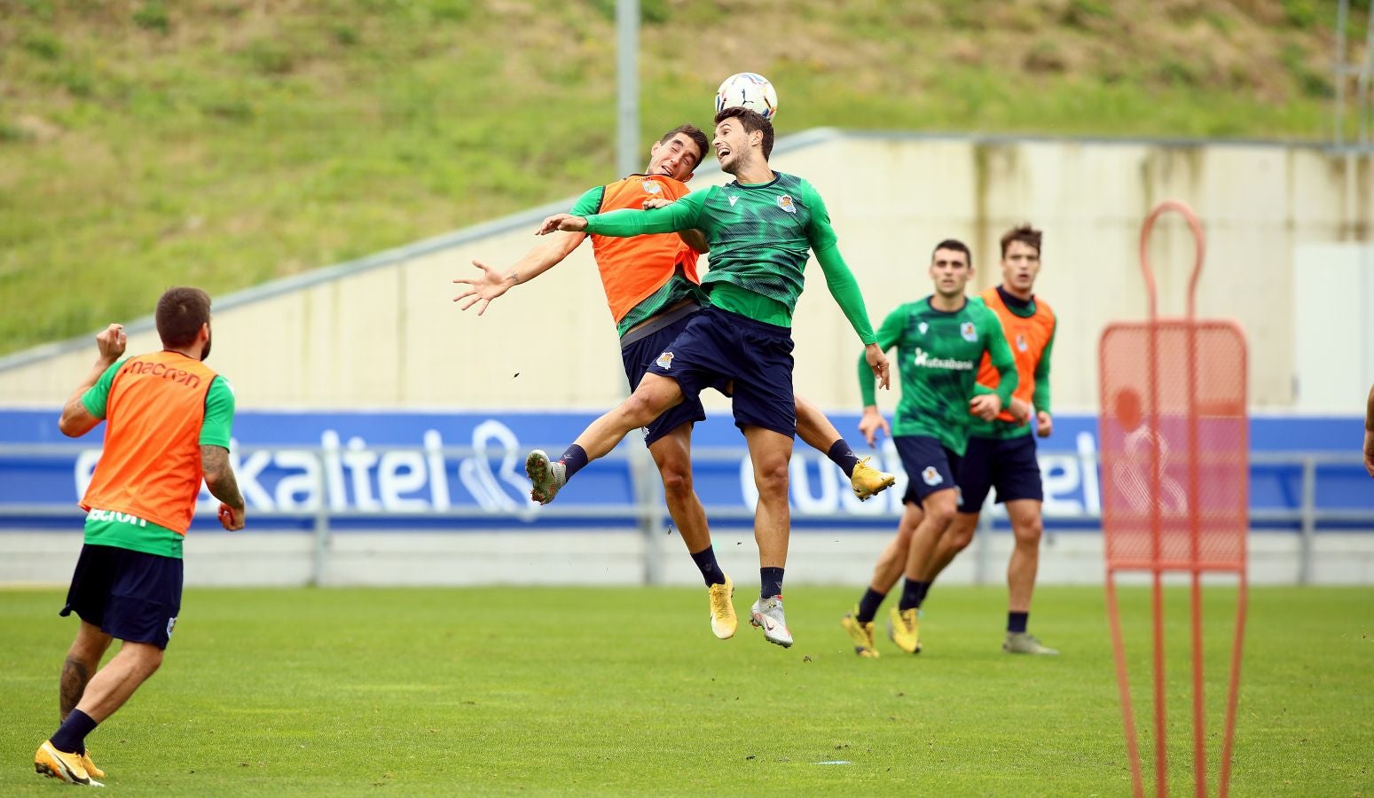 Guridi ha sido la cara y Merquelanz la cruz en la vuelta a los entrenamientos de la Real en Zubieta. El azpeitiarra se ha entrenado como uno más junto con el resto de sus compañeros, mientras que el irundarra ha sido baja por una nueva lesión. En la sesión también se han ausentado los internacionales Merino, Oyarzabal, Barrenetxea, Zubimendi e Isak.