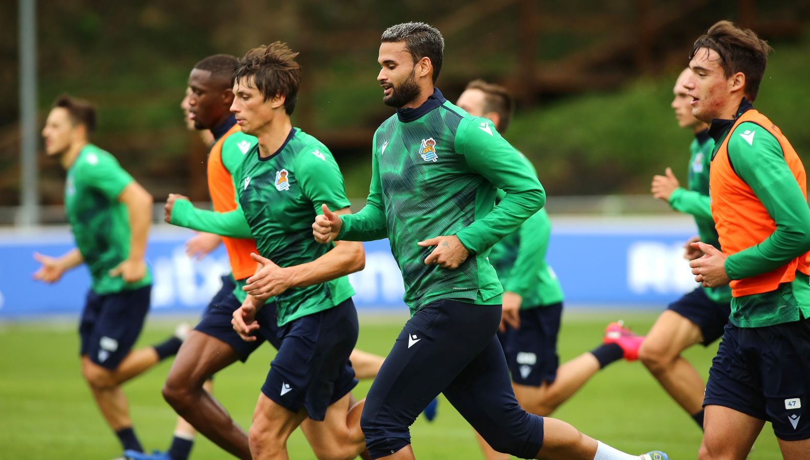 Guridi ha sido la cara y Merquelanz la cruz en la vuelta a los entrenamientos de la Real en Zubieta. El azpeitiarra se ha entrenado como uno más junto con el resto de sus compañeros, mientras que el irundarra ha sido baja por una nueva lesión. En la sesión también se han ausentado los internacionales Merino, Oyarzabal, Barrenetxea, Zubimendi e Isak.