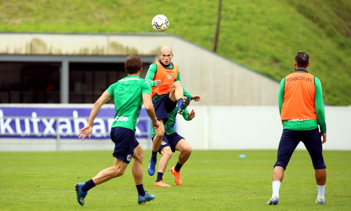 Guridi ha sido la cara y Merquelanz la cruz en la vuelta a los entrenamientos de la Real en Zubieta. El azpeitiarra se ha entrenado como uno más junto con el resto de sus compañeros, mientras que el irundarra ha sido baja por una nueva lesión. En la sesión también se han ausentado los internacionales Merino, Oyarzabal, Barrenetxea, Zubimendi e Isak.