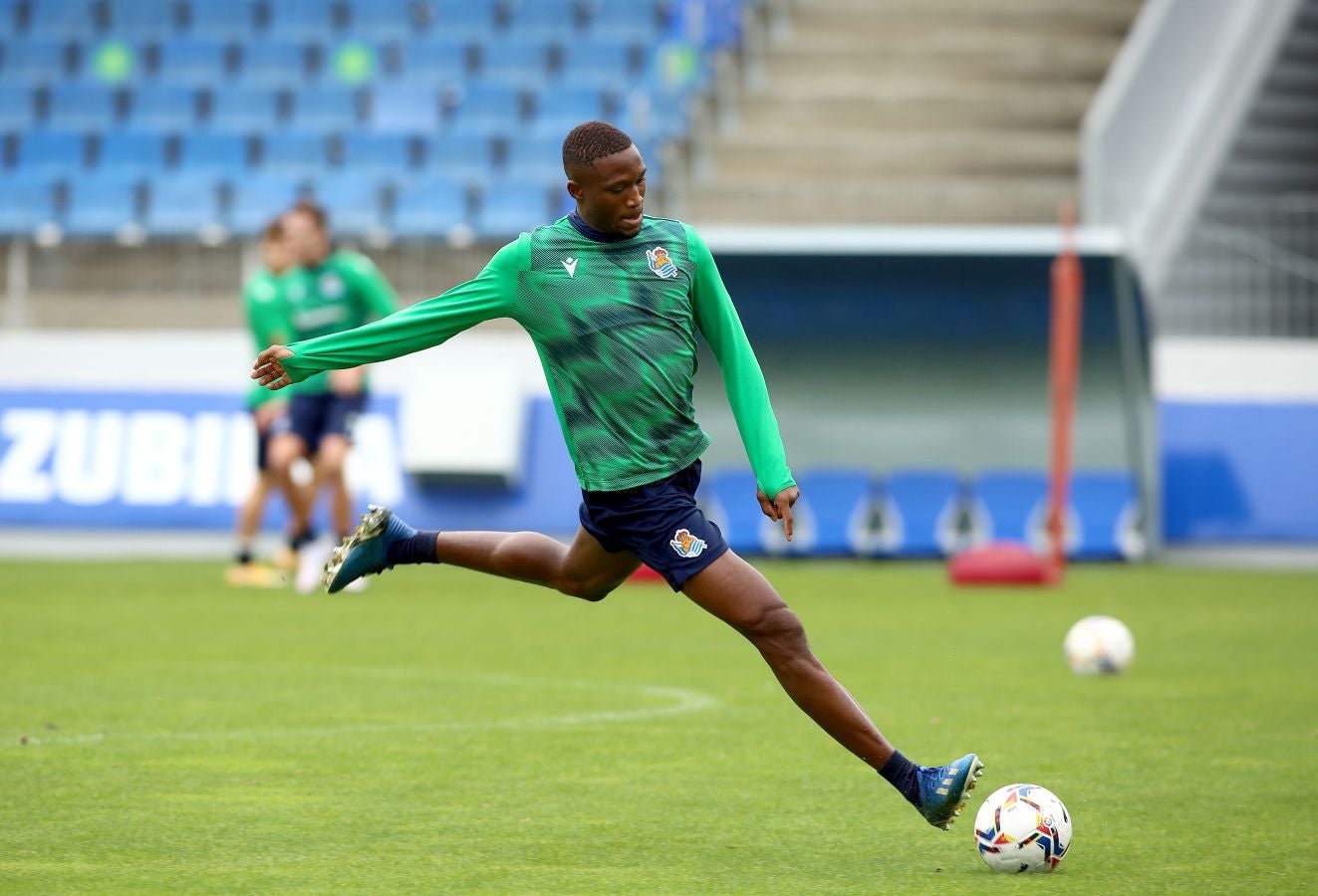 Guridi ha sido la cara y Merquelanz la cruz en la vuelta a los entrenamientos de la Real en Zubieta. El azpeitiarra se ha entrenado como uno más junto con el resto de sus compañeros, mientras que el irundarra ha sido baja por una nueva lesión. En la sesión también se han ausentado los internacionales Merino, Oyarzabal, Barrenetxea, Zubimendi e Isak.