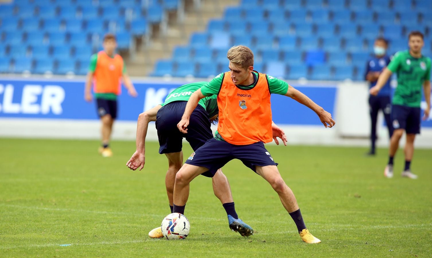 Guridi ha sido la cara y Merquelanz la cruz en la vuelta a los entrenamientos de la Real en Zubieta. El azpeitiarra se ha entrenado como uno más junto con el resto de sus compañeros, mientras que el irundarra ha sido baja por una nueva lesión. En la sesión también se han ausentado los internacionales Merino, Oyarzabal, Barrenetxea, Zubimendi e Isak.