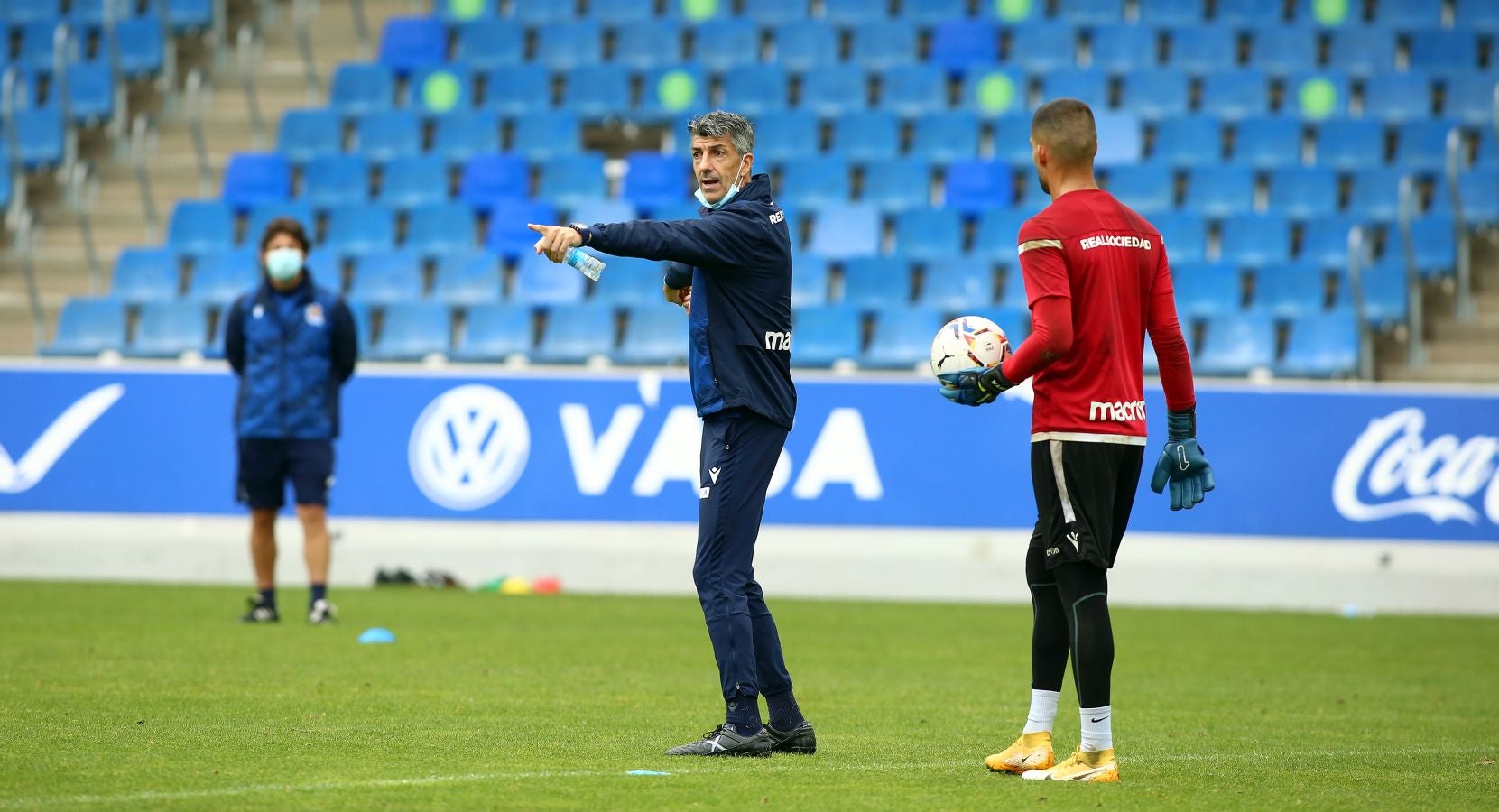 Guridi ha sido la cara y Merquelanz la cruz en la vuelta a los entrenamientos de la Real en Zubieta. El azpeitiarra se ha entrenado como uno más junto con el resto de sus compañeros, mientras que el irundarra ha sido baja por una nueva lesión. En la sesión también se han ausentado los internacionales Merino, Oyarzabal, Barrenetxea, Zubimendi e Isak.