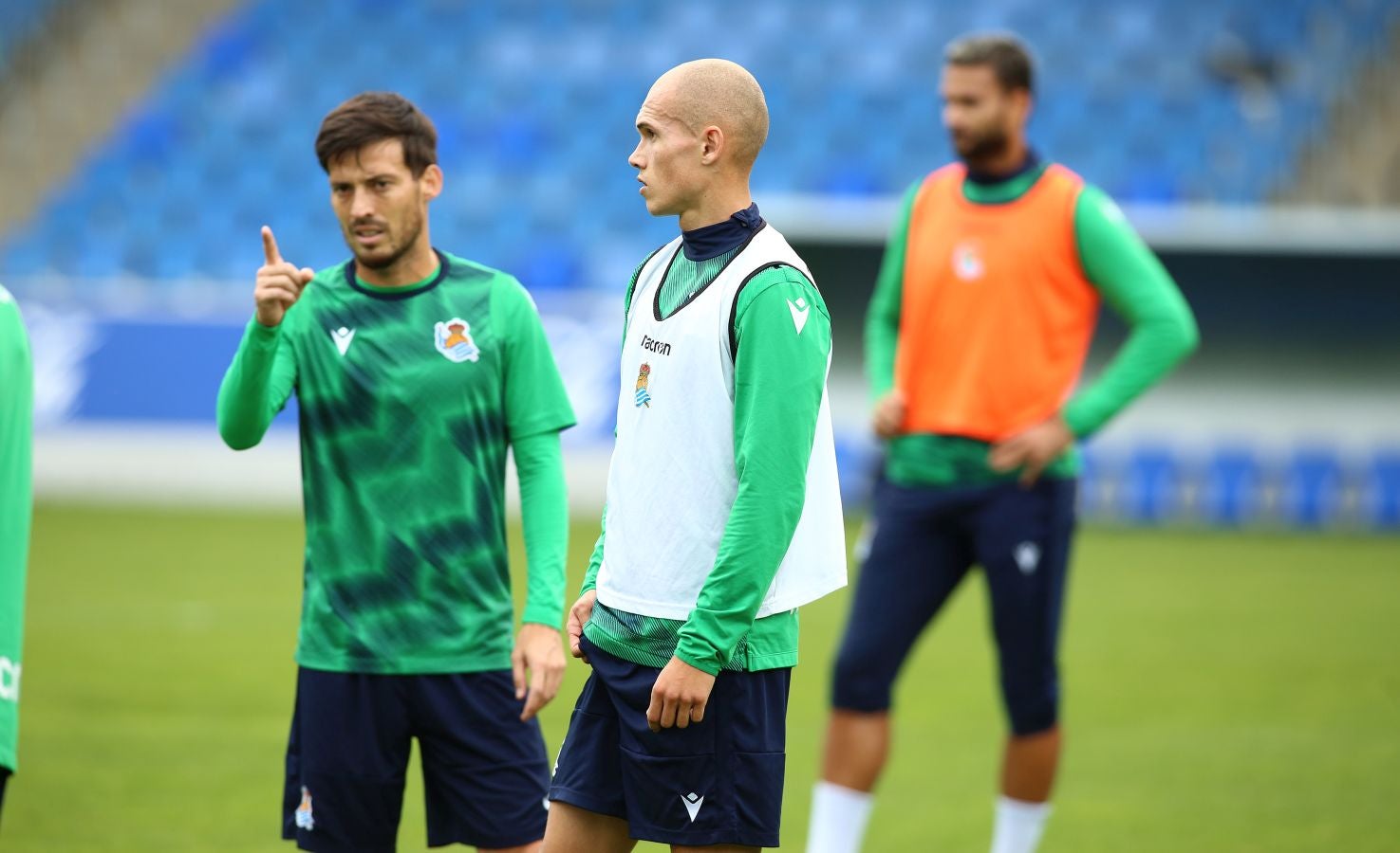 Guridi ha sido la cara y Merquelanz la cruz en la vuelta a los entrenamientos de la Real en Zubieta. El azpeitiarra se ha entrenado como uno más junto con el resto de sus compañeros, mientras que el irundarra ha sido baja por una nueva lesión. En la sesión también se han ausentado los internacionales Merino, Oyarzabal, Barrenetxea, Zubimendi e Isak.