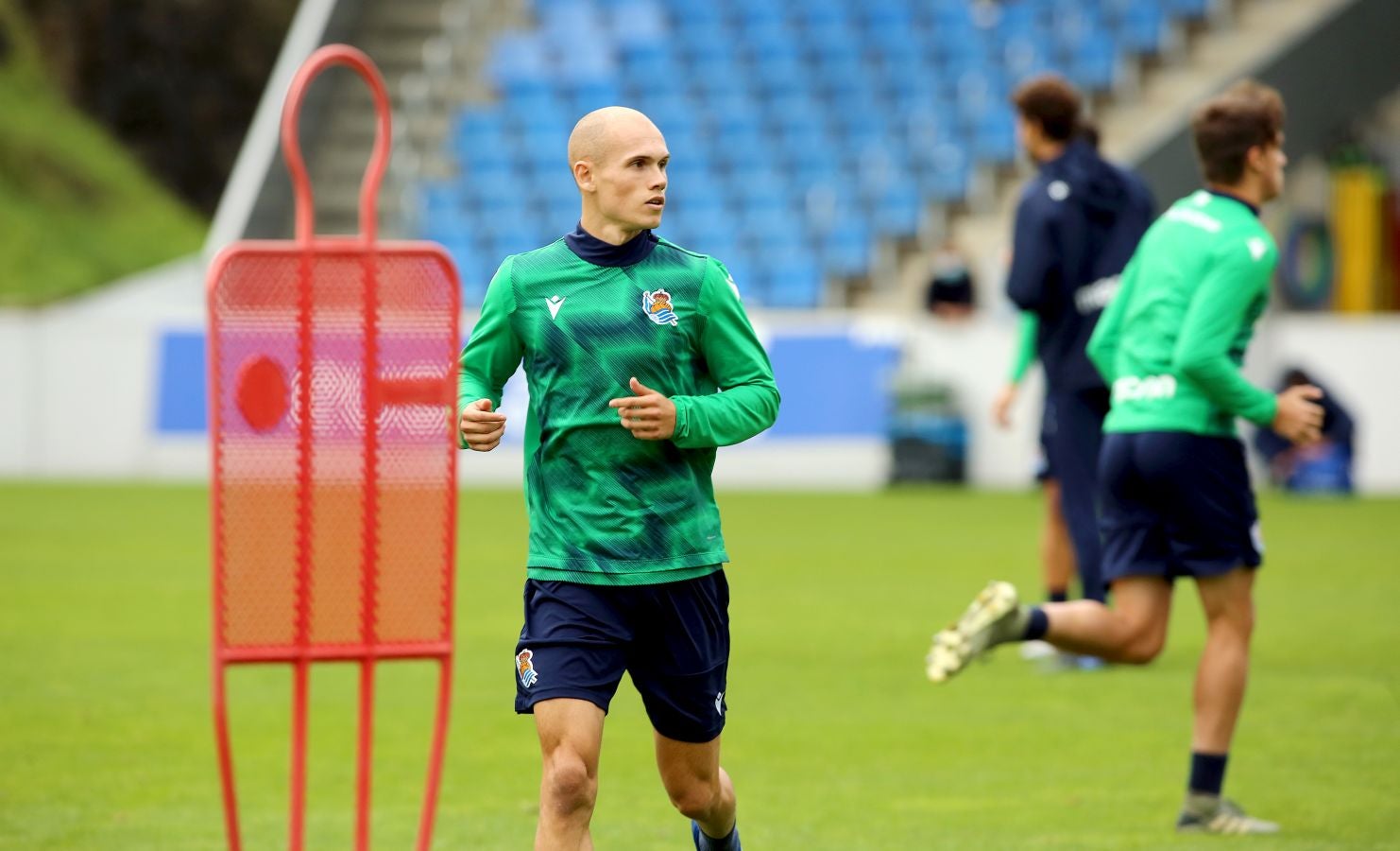 Guridi ha sido la cara y Merquelanz la cruz en la vuelta a los entrenamientos de la Real en Zubieta. El azpeitiarra se ha entrenado como uno más junto con el resto de sus compañeros, mientras que el irundarra ha sido baja por una nueva lesión. En la sesión también se han ausentado los internacionales Merino, Oyarzabal, Barrenetxea, Zubimendi e Isak.