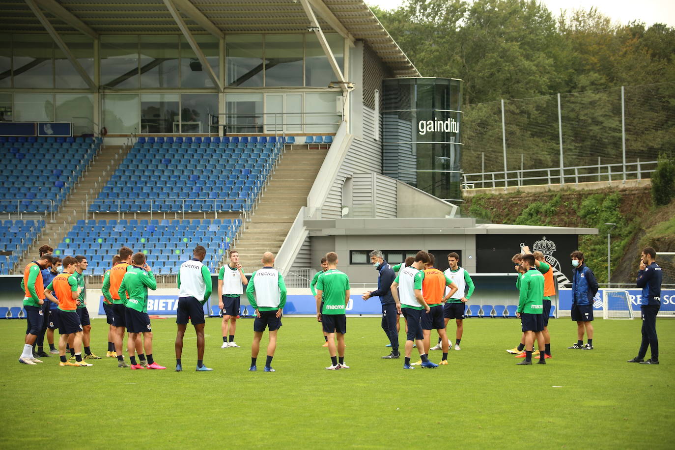 Guridi ha sido la cara y Merquelanz la cruz en la vuelta a los entrenamientos de la Real en Zubieta. El azpeitiarra se ha entrenado como uno más junto con el resto de sus compañeros, mientras que el irundarra ha sido baja por una nueva lesión. En la sesión también se han ausentado los internacionales Merino, Oyarzabal e Isak.