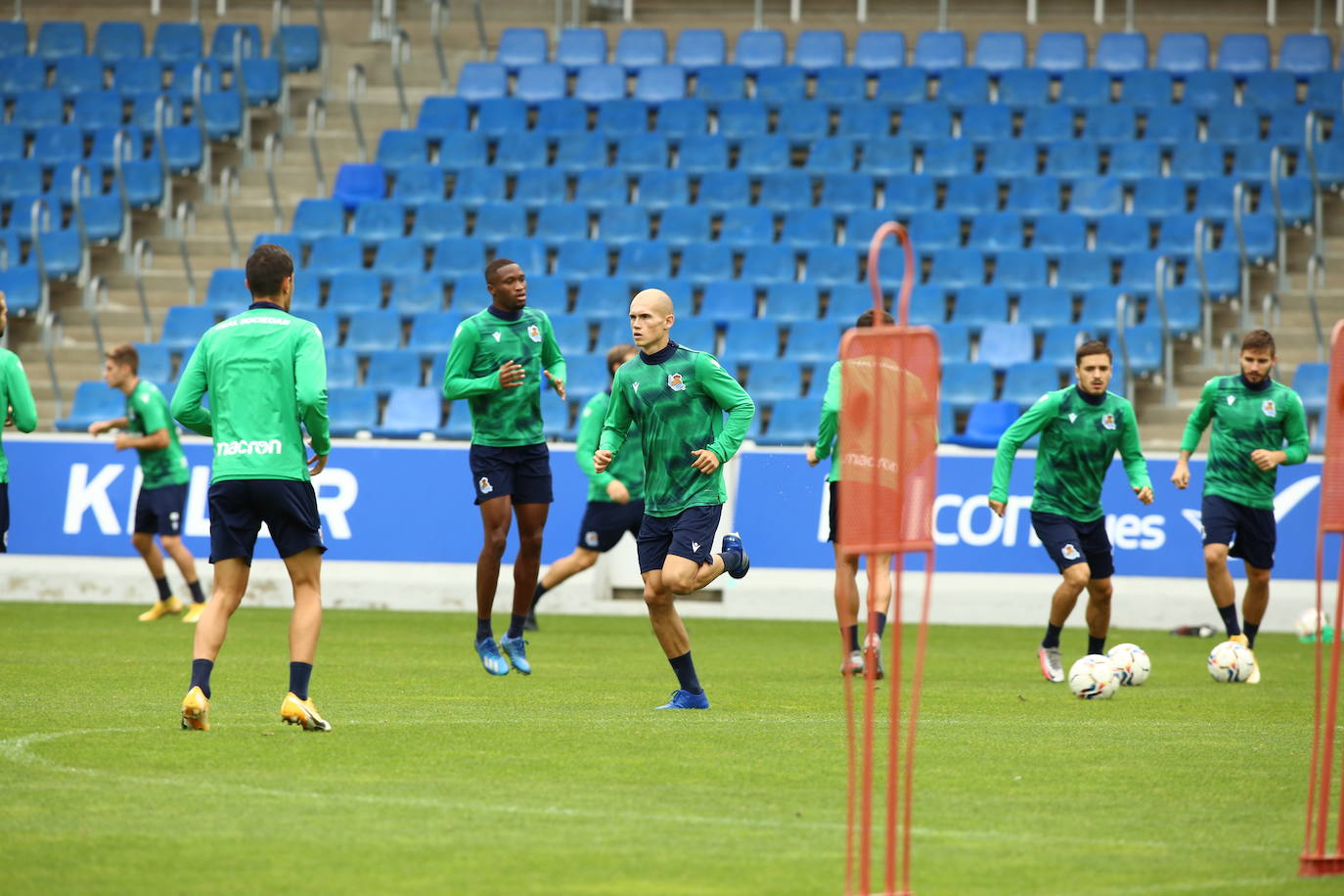 Guridi ha sido la cara y Merquelanz la cruz en la vuelta a los entrenamientos de la Real en Zubieta. El azpeitiarra se ha entrenado como uno más junto con el resto de sus compañeros, mientras que el irundarra ha sido baja por una nueva lesión. En la sesión también se han ausentado los internacionales Merino, Oyarzabal e Isak.