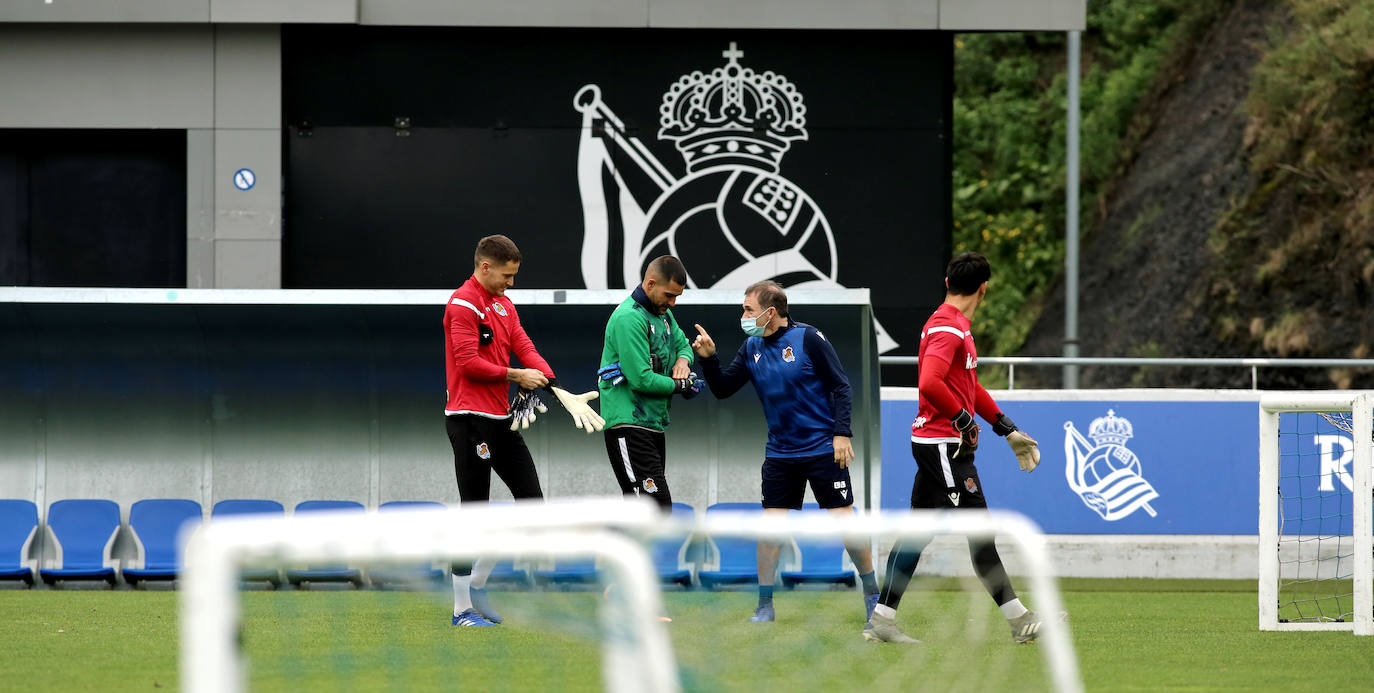 Guridi ha sido la cara y Merquelanz la cruz en la vuelta a los entrenamientos de la Real en Zubieta. El azpeitiarra se ha entrenado como uno más junto con el resto de sus compañeros, mientras que el irundarra ha sido baja por una nueva lesión. En la sesión también se han ausentado los internacionales Merino, Oyarzabal e Isak.