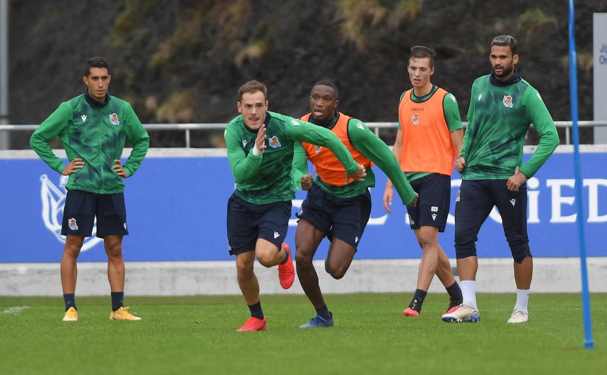 Sagnan persigue a Bautista en Zubieta ante la mirada de Roberto López, Pacheco y Willian José. 