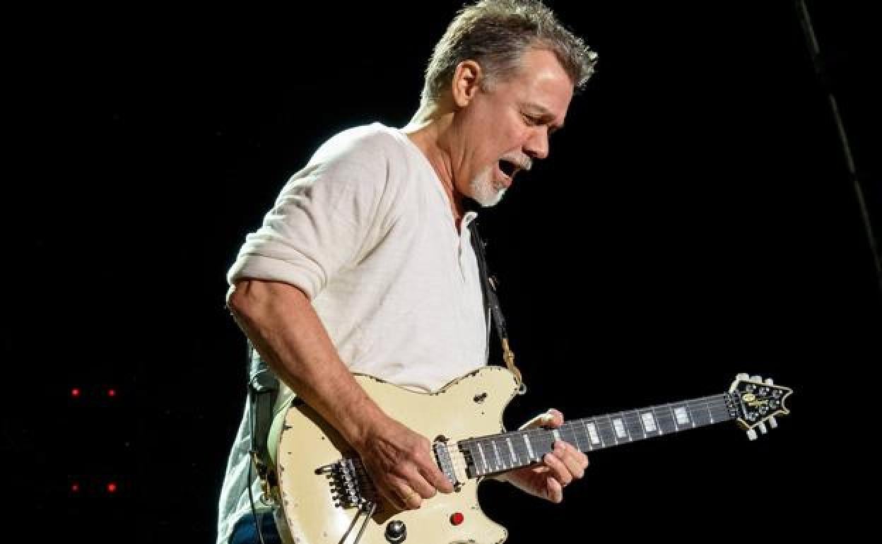 Eddie Van Halen, durante un concierto en 2015.