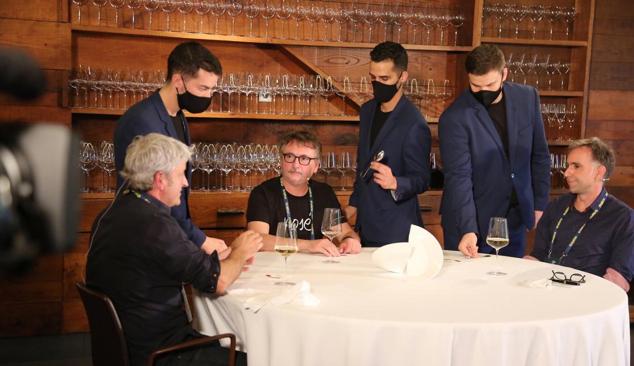 Andoni Luis Aduriz reivindicó la mesa como espaciode diálogo e invitó a su ponencia en Mugaritz a susamigos el pintor Manu Muniategiandikoetxea y elescritor Harkaitz Cano. 