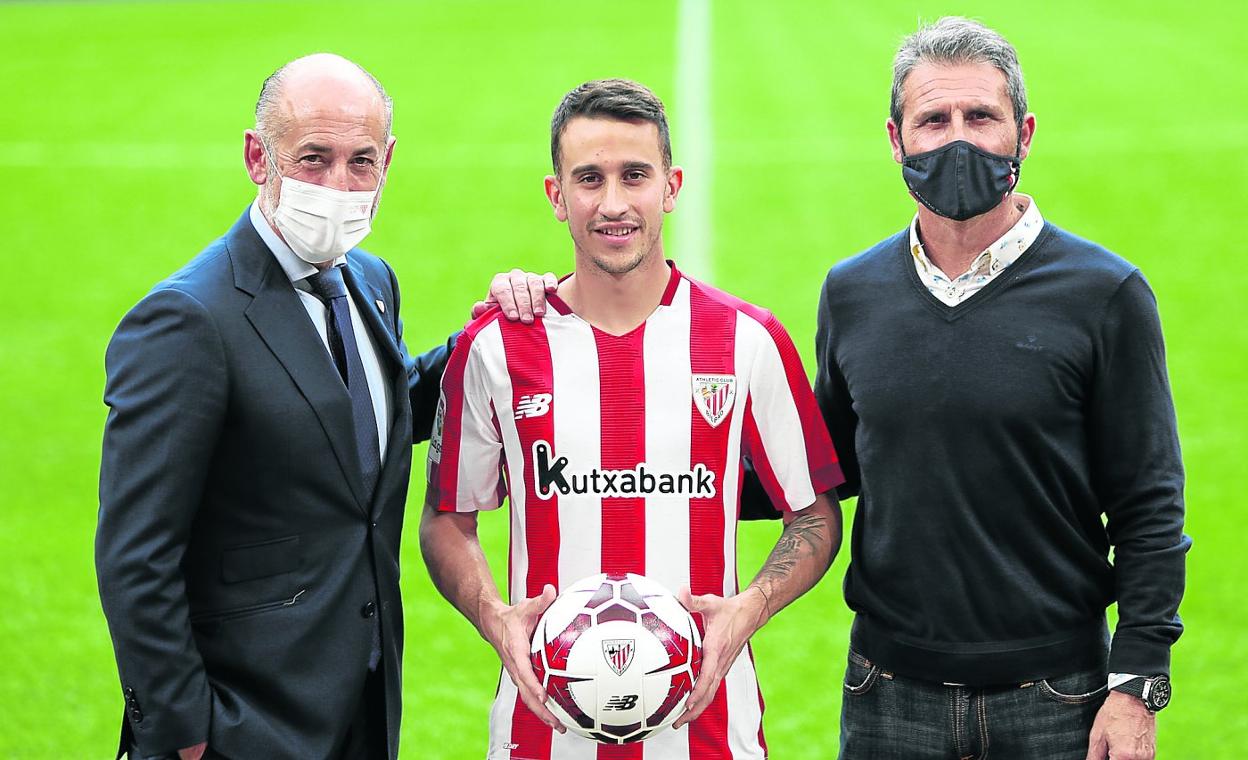 Elizegi, Berenguer y Alkorta, en la presentación ayer del nuevo jugador del Athletic. 