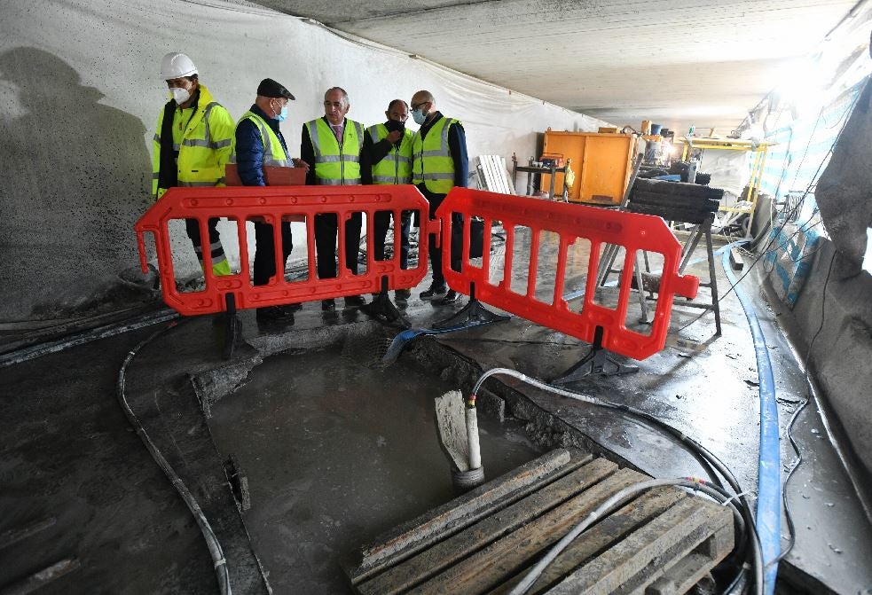 La pasante del Topo en Donostia no estará operativa hasta el segundo semestre de 2024. Las incidencias técnicas aparecidas en el tramo entre Miraconcha y Easo van a provocar un retraso de dos años en la inauguración de esta infraestructura y un incremento del coste, de entre un 50 y un 70% del presupuesto adjudicado originalmente. El consejero de Transportes, Iñaki Arriola, ha visitado por primera vez la obra tras asumir esta cartera durante esta legislatura.