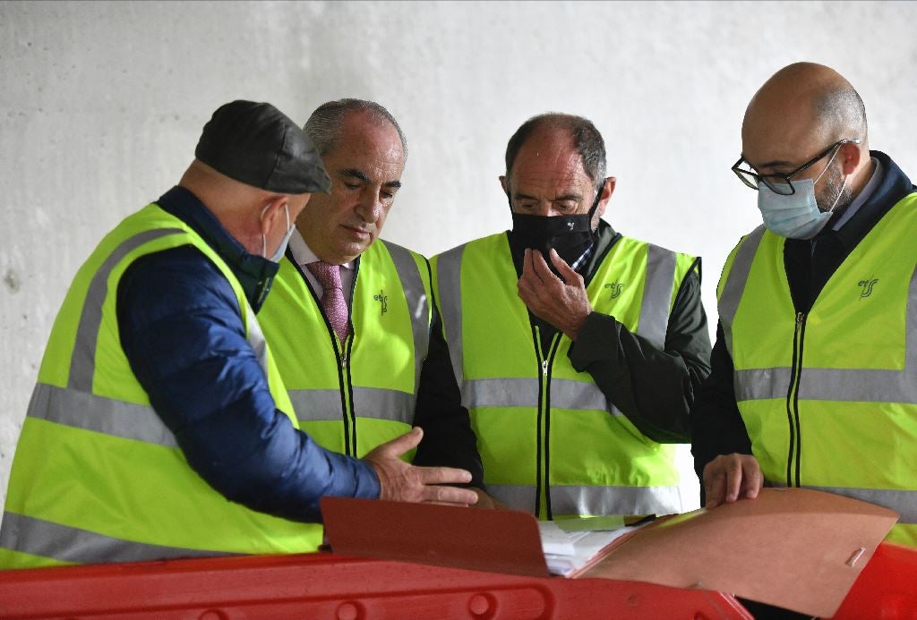 La pasante del Topo en Donostia no estará operativa hasta el segundo semestre de 2024. Las incidencias técnicas aparecidas en el tramo entre Miraconcha y Easo van a provocar un retraso de dos años en la inauguración de esta infraestructura y un incremento del coste, de entre un 50 y un 70% del presupuesto adjudicado originalmente. El consejero de Transportes, Iñaki Arriola, ha visitado por primera vez la obra tras asumir esta cartera durante esta legislatura.