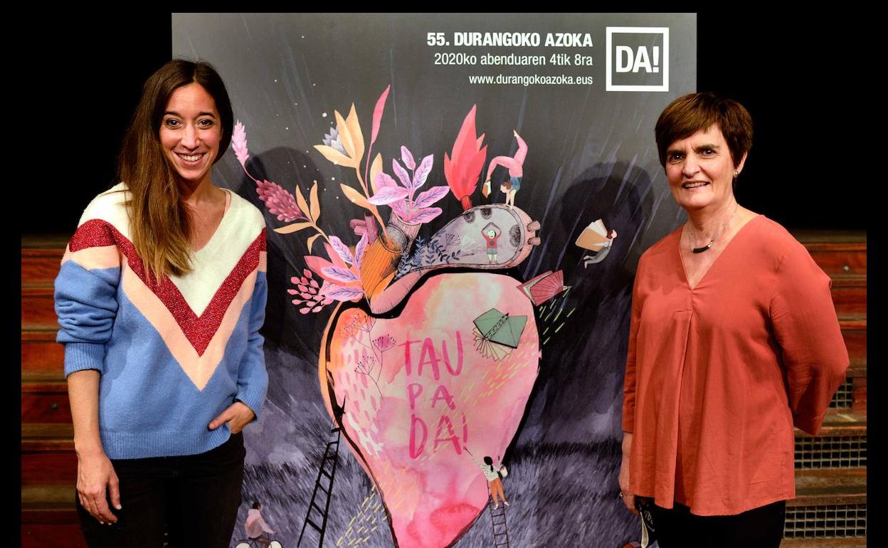 La ilustradora Ane Pikaza y la presidenta de Gerediaga Elkartea, Nerea Mujika, ante el cartel de esta edición.