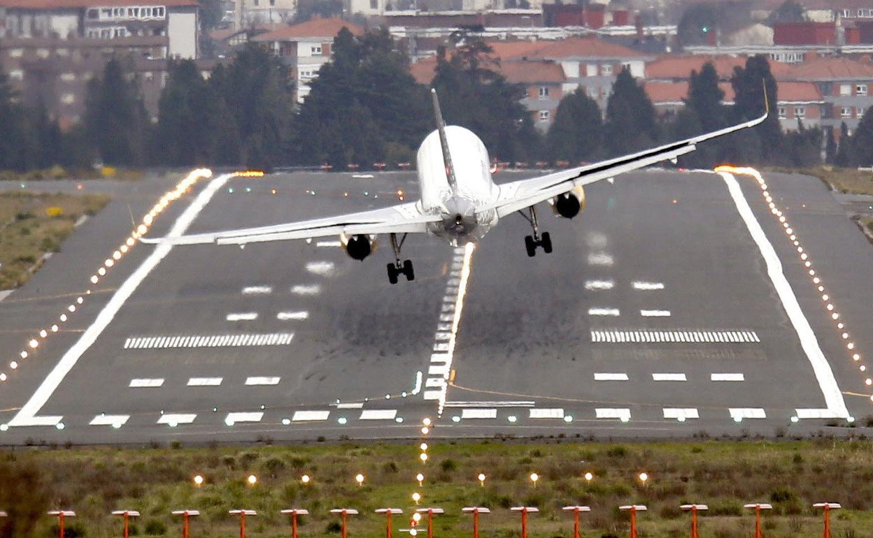 Una nueva ruta conectará Loiu con Granada en Navidad