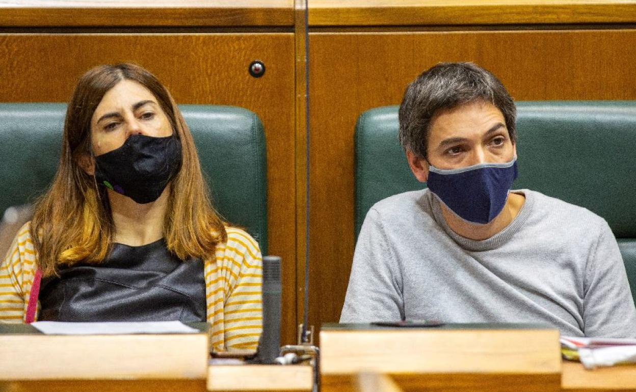 Los portavoces de Elkarrekin Podemos IU Miren Gorrotxategi y Jon Hernández, durante el pleno del Parlamento Vasco.